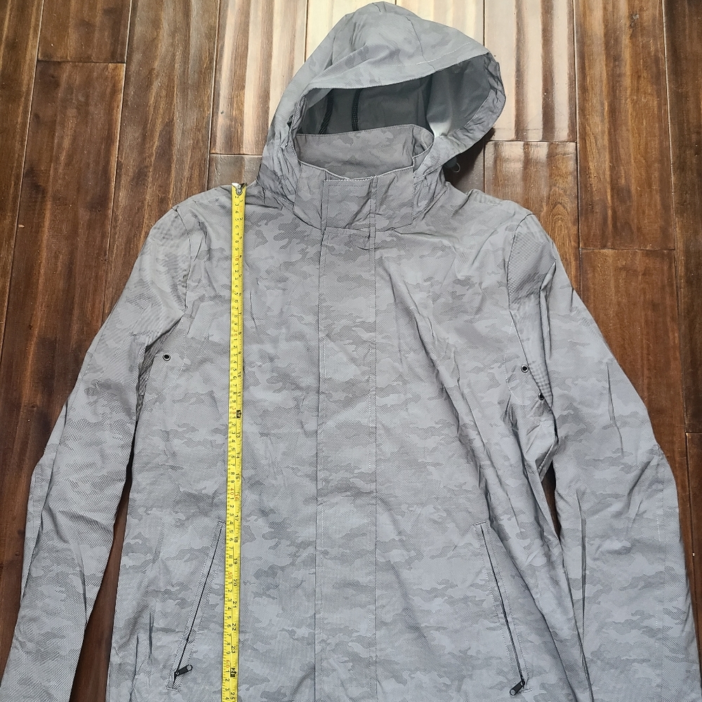 Calvin Klein NWT reflective long men jacket size medium. Gray camouflage color.